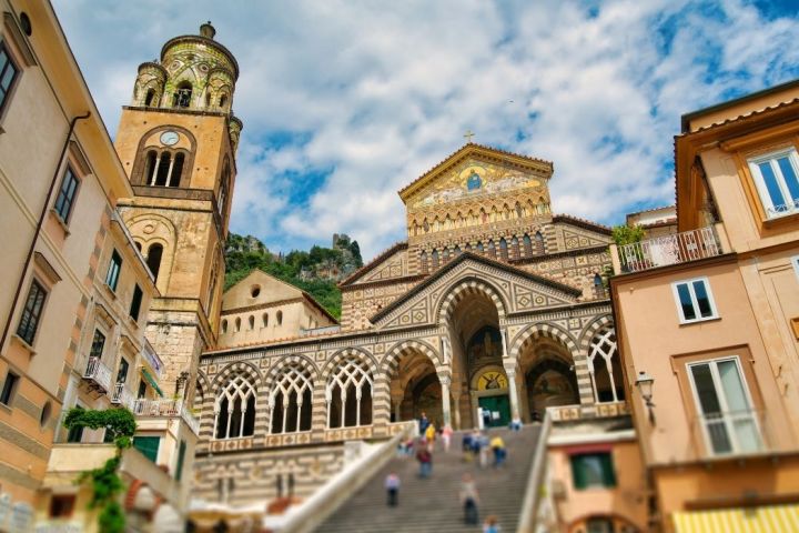 a clock on the side of Amalfi