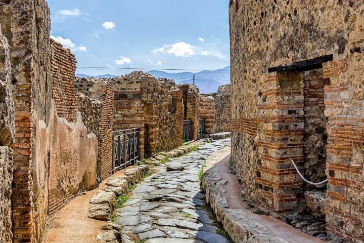 a stone building that has a rock wall
