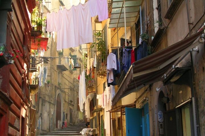 a narrow city street