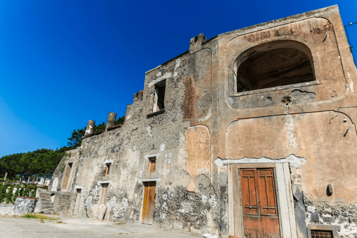 an old stone building